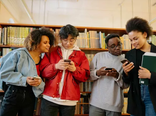 Le smartphone, une poche d'aventures & Numérique responsable : quel est l'impact de mon numérique ?