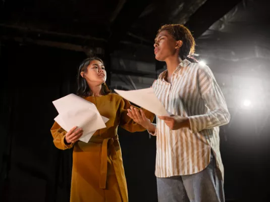 Une scène peut en cacher une autre © Freepik