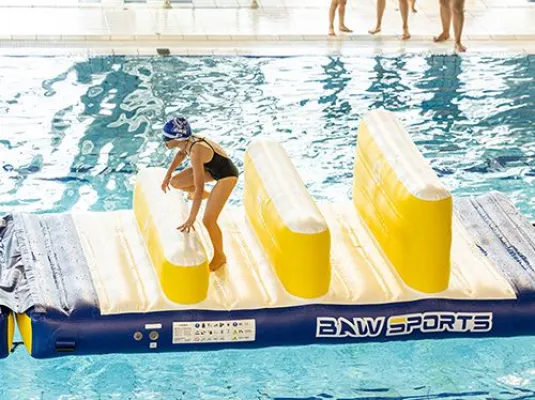 Jeux aquatiques à la piscine Yvonne Godard © Crédit photo : D. Mini
