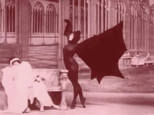 "UNE ACTRICE, CONTRAIREMENT À UN ACTEUR, EST UNE FEMME", Compagnie Changer l'ampoule © Musidora-Irma Vep dans Les Vampires de Louis Feuillade (1915-1916) – Archives France
