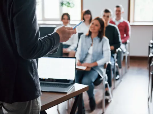 Formation aux associations : Comment réserver une salle municipale ? © u_sf2q0n59vt