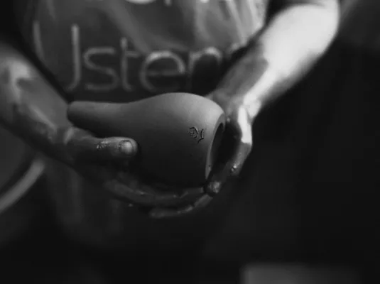 Atelier de curiosité : fabrication d'oyas en terre cuite © Sophie Avalle