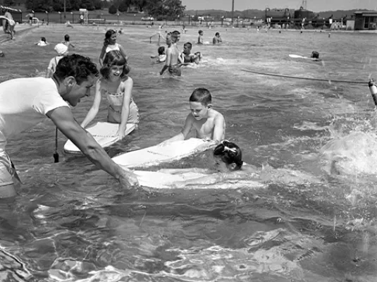 Top dép'Art : le sport comme vous ne l'avez jamais vu © © Swimming Instruction Red Cross Oak Ridge, 1947