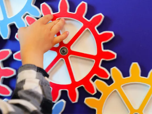 Les manipulations d'éveil aux sciences © Antoine Vaillant - Quai des Savoirs