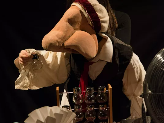 Narinelli – Marionnette habitée et théâtre olfac