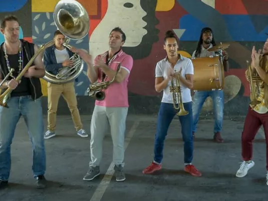"Ça bouge à Ancely" : Fanfare déambulatoire Dats It Brass Band