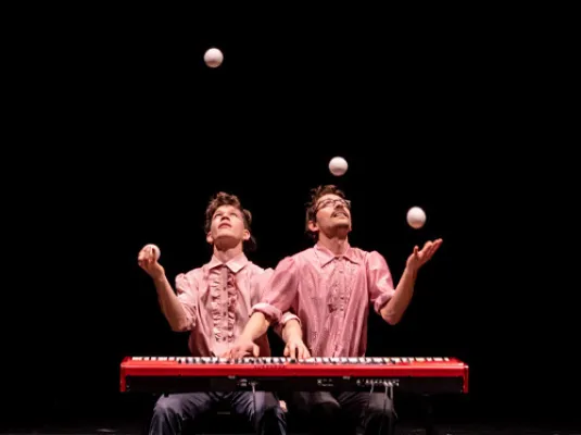 Paul et Màx, La Suite (sur Bach) Bien Calée pour piano et balles à 4 mains © Clara Pedrol