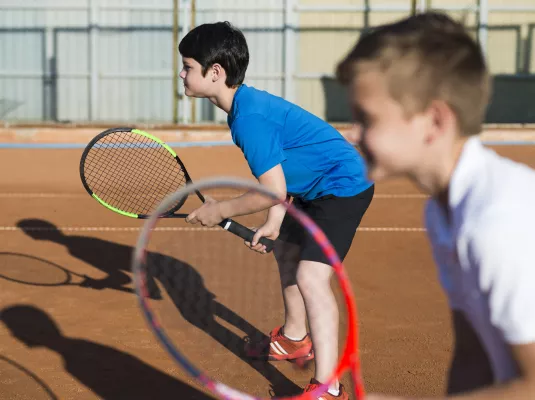 Stages tennis enfants et ados © Freepik