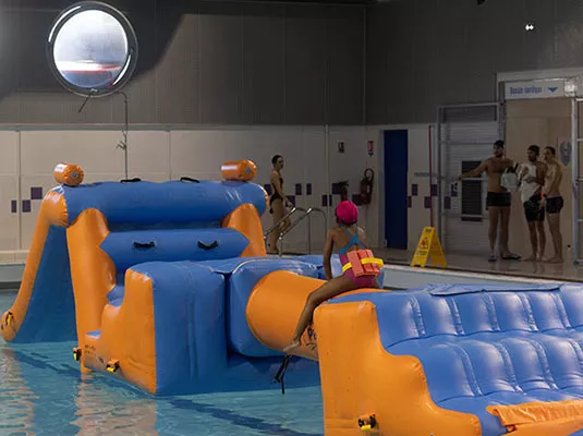 Jeux aquatiques à la piscine Alex Jany