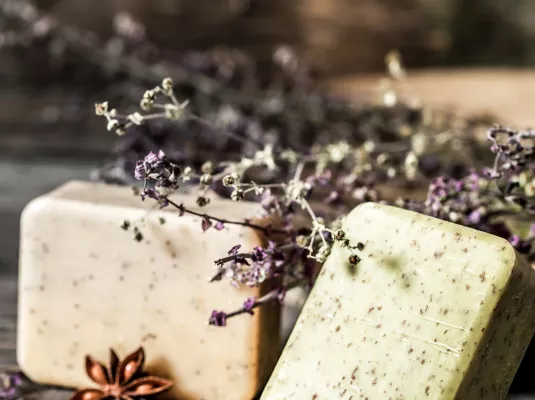 Atelier de curiosité : fabrication de savons artisanaux © Freepik
