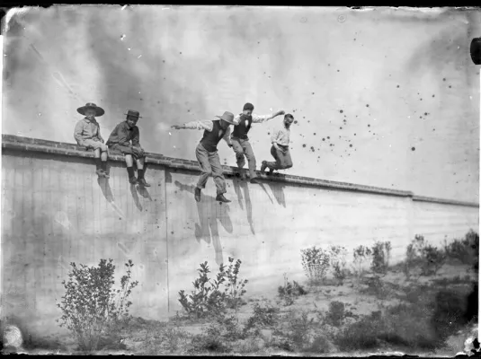 Regards pionniers, Eugène Trutat, savant et photographe du XIXᵉ siècle © Jeunes hommes sautant d'un mur, Toulouse. Fonds Eugène Trutat, Muséum de Toulouse