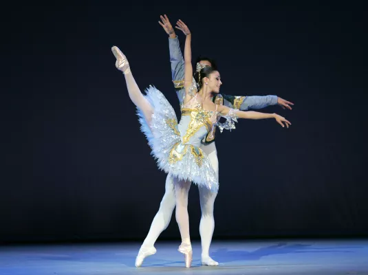 Magie Balanchine © Maria Gutierrez et Breno Bittencourt dans Thème et variations, Ballet du Capitole, 2004. © David Herrero