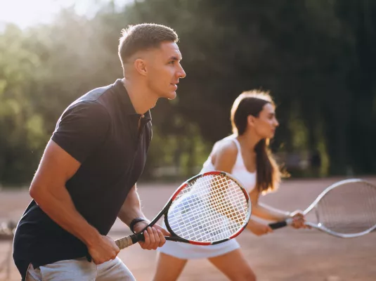 Tournoi tennis adulte © Freepik