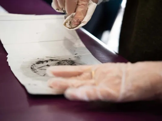 Un métier à graver © Linogravure, Clara Javierre. Mairie de Toulouse, Archives municipales.