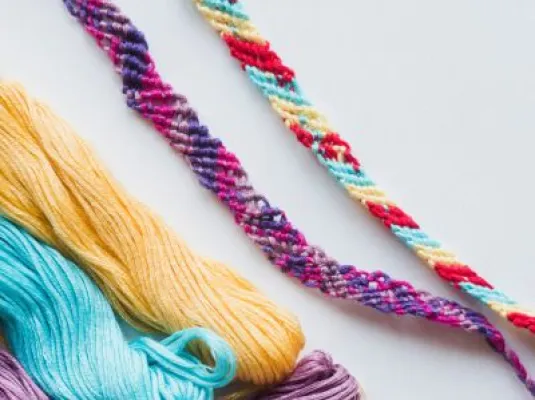 Atelier tressage de bracelets
