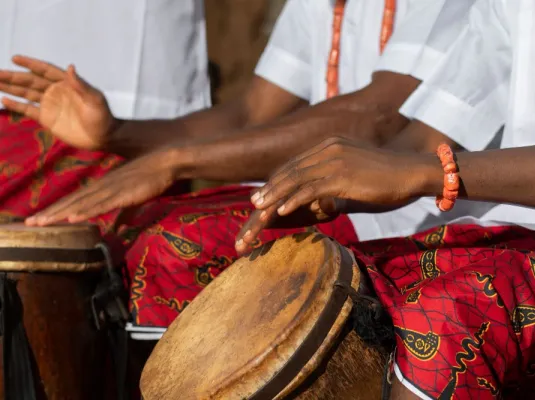 Stage de danse africaine et percussion © Freepik