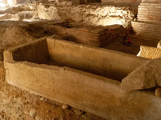 Visite guidée de la crypte archéologique de l'ancienne église Saint-Pierre-des-Cuisines © Photo : Don-Vip/Wikimedia Commons