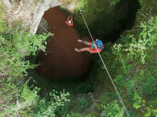 Dans les gouffres à fossiles du Quercy.