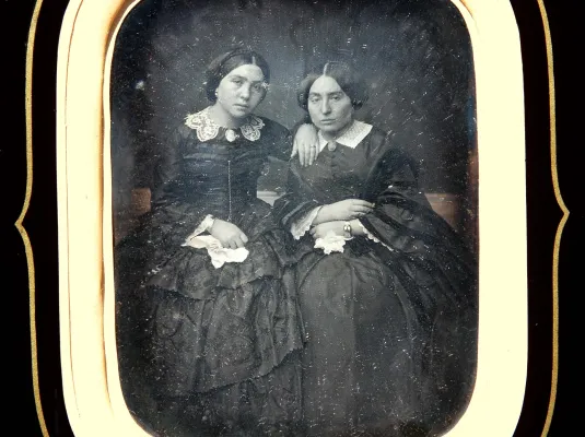 (En)quête d'images : Toulouse 200 ans de photographie © Portrait de deux femmes assises (Daguerréotype), années 1850, Adolphe Trantoul. Mairie de Toulouse, Archives municipales, 17Fi7.