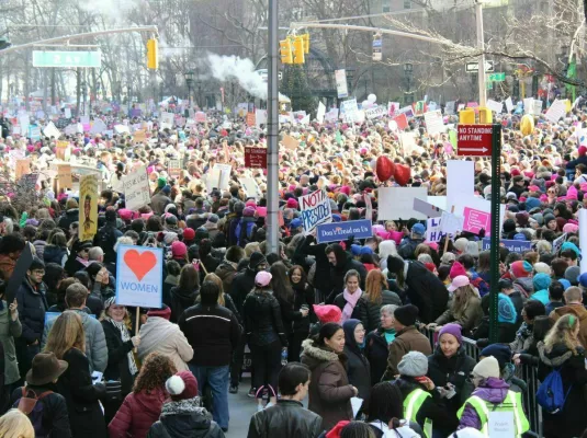Repas-débat : luttes féministes et sororité © Monica Melton via Unsplash