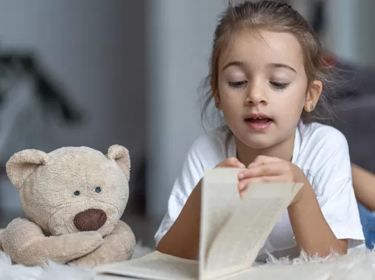 Bébés lecteurs © Freepik