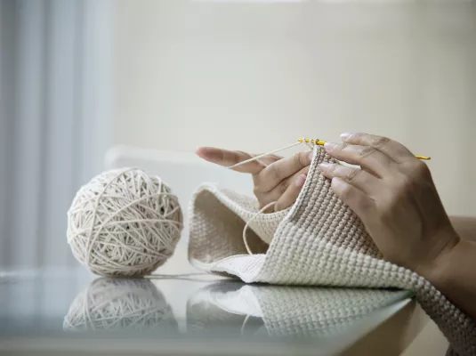 Croisement d’aiguilles entre voisines ! © freepick