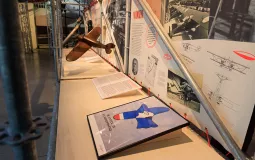 Une affiche "De Latécoère à l'Aéropostale", une maquette d'avion en bois, et un panneau explicatif sur les avions et les aviateurs de l'Aéropostale