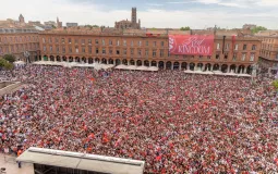 Des milliers de spectateurs place du Capitole lors de la diffusion en direct de la finale de la Champions Cup sur écran géant