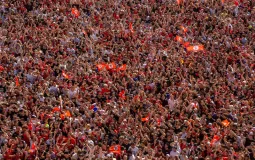 Des milliers de spectateurs brandissant des drapeaux du Stade Toulousain place du Capitole