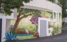 Photo montrant le mur du 13 rue Antonio Vivaldi, après la réalisation de la fresque. Celle-ci montre une représentation artistique de la nature, avec différents animaux et végétaux au sein d'une forêt.