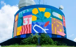 Photo montrant un côté de la façade du château d'eau de Pech-David, après la réalisation de la fresque murale