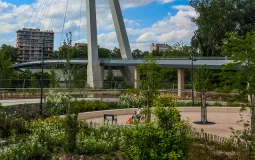 Damien Lheullier - Passerelle et jardin © Damien Lheullier