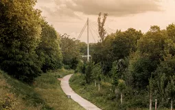 Dominique Laharderne - L'une des deux passerelles dans la nature © Dominique Lahaderne