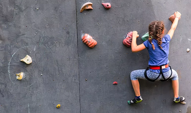 enfant sur mur d'escalade